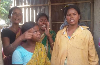 নিজেদের দুর্ভোগের কথা বলছেন সাঁওতাল নারীরা