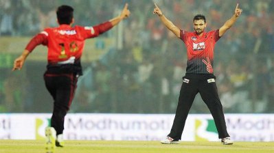 টিম বাসে মাঠের উদ্দেশে মাশরাফি 