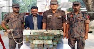 সম্প্রতি বেনাপোলে বিপুল পরিমান দুই টাকার নতুন নোটসহ আটক ভারতীয় নাগরিক (ফাইল ফটো)