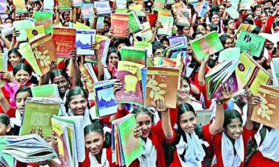 নতুন বই হাতে শিক্ষার্থীরা (ফাইল ফটো)