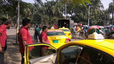 টিএসসির সামনে হলুদ ট্যাক্সি দিয়ে রাস্তা অবরোধ