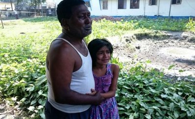 শ্যামলের বাবা পরেশ চন্দ্র ও মেয়ে প্রীতি