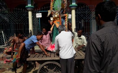 বিসর্জনের জন্য প্রতিমা নেওয়া হচ্ছে