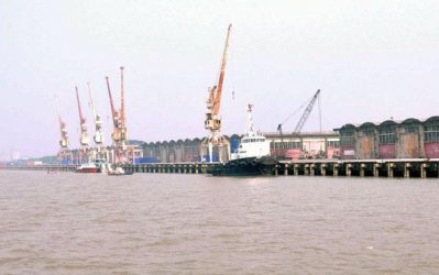 দুদিনেও উদ্ধার হয়নি আটকা পড়া লবণ বোঝাই জাহাজ