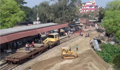 সিরাজগঞ্জ বাজার স্টেশনে পশ্চিমাঞ্চল রেল বিভাগের লুপ লাইনের কাজ হচ্ছে পুরাতন স্লিপারে