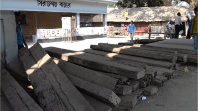 সিরাজগঞ্জ বাজার স্টেশনে পশ্চিমাঞ্চল রেল বিভাগের লুপ লাইনের কাজ হচ্ছে পুরাতন স্লিপারে