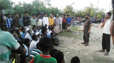সাধারণ মানুষকে পরামর্শ দিচ্ছেন বিজিবির টেকনাফ কোম্পানির এক সদস্য