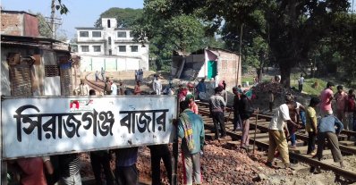 সিরাজগঞ্জ বাজার স্টেশনে পশ্চিমাঞ্চল রেল বিভাগের লুপ লাইনের কাজ হচ্ছে পুরাতন স্লিপারে