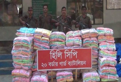 হিলিতে ৯ লাখ টাকার ভারতীয়  থ্রিপিস উদ্ধার