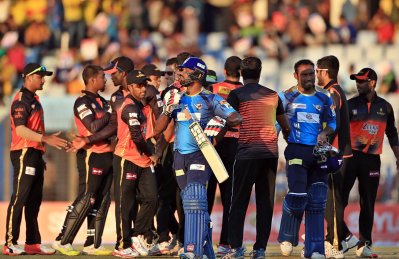 জয় উদযাপন করছে খুলনার খেলোয়াড়রা