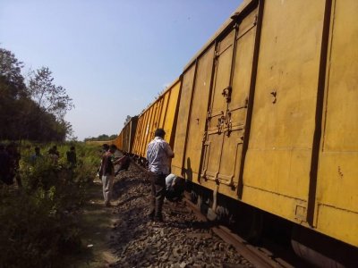 সিরাজগঞ্জে ট্রেনের ৭ বগি লাইনচ্যুত