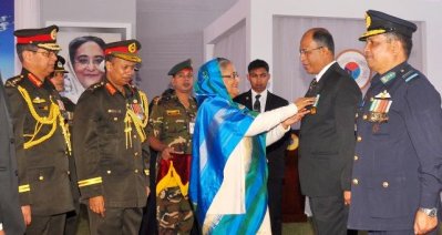 সশস্ত্র বাহিনীর পদক প্রাপ্ত সদস্যদের পদক পরিয়ে দিচ্ছেন প্রধানমন্ত্রী শেখ হাসিনা