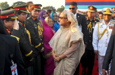 সংবর্ধনা অনুষ্ঠানে উপস্থিত অতিথিদের সঙ্গে কুশল বিনিময় করেন প্রধানমন্ত্রী শেখ হাসিনা