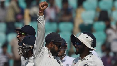 সতীর্থদের সঙ্গে জয় উদযাপন করছেন ভারতের অধিনায়ক বিরাট কোহলি