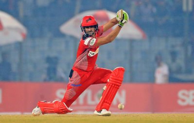দুর্দান্ত এক ব্যাটিং ইনিংস খেলার পথে মালিকের একটি শট