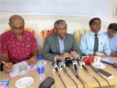 সংবাদ সম্মেলনে বক্তব্য রাখছেন কাজী রিয়াজুল হক