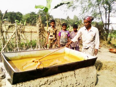 পাওয়ার ক্রাশার দিয়ে আখ মাড়াই করে চলছে গুড় তৈরি