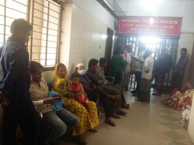 আইসিইউর সামনে অপেক্ষায় স্বজরা