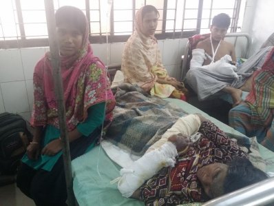 মেয়ে মুক্তির পাশে মা