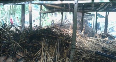 আগুনে ক্ষতিগ্রস্ত ঘর
