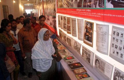 মুক্তিযোদ্ধার স্বীকৃতি পাওয়া নূরজাহান বেগম যুদ্ধের স্মৃতি সম্বলিত ছবি দেখছেন