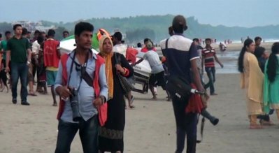 ভিক্ষুক ও ব্যবসায়ীদের উপদ্রবে সৈকতে বিব্রত পর্যটকরা