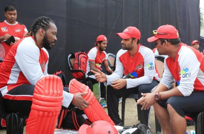 তামিমের সঙ্গে কথা বলছেন গেইল
