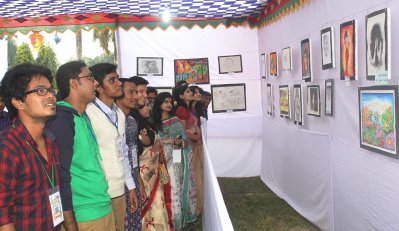 ছবি দেখছেন দর্শক