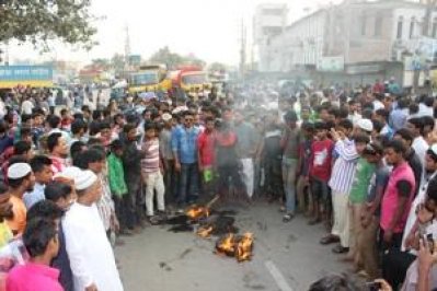 নারায়ণগঞ্জে ইউপি চেয়ারম্যানকে মারধর, সড়ক অবরোধ