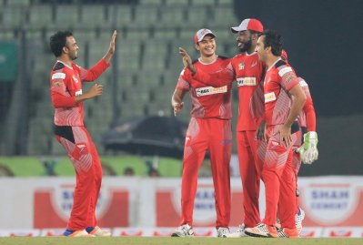 উইকেট শিকারের পর উদযাপন করছে চিটাগংয়ের খেলোয়াড়রা