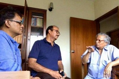 সাক্ষাৎকার নিচ্ছেন (বাঁ থেকে) সরকার আমিন, অনু হোসেন