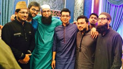 রমজানের একটি অনুষ্ঠানের কর্মীদের সঙ্গে