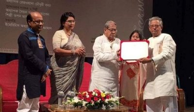 রবীন্দ্রপুরস্কার গ্রহণ করছেন সৈয়দ আকরম হোসেন