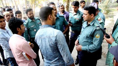 সংঘর্ষের পর ক্যাম্পাসে পুলিশ