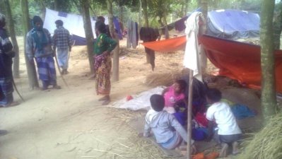 মাথা গোঁজার ঠাই খুঁজে নেওয়ায় ব্যস্ত সাঁওতাল পরিবার