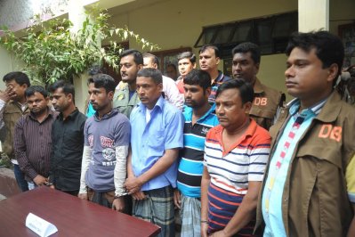 গ্রেফতার আট ছিনতাইকারী