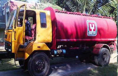 পেট্রল বোঝাই লরি