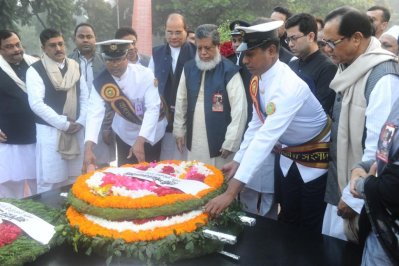 বুদ্ধিজীবীদের কবরে শ্রদ্ধা জানাচ্ছেন ডেপুটি স্পিকার ফজলে রাব্বি মিয়া