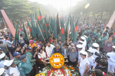 বুদ্ধিজীবীদের কবরে শ্রদ্ধা জানাচ্ছেন সর্বস্তরের মানুষ