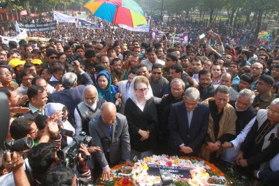 বুদ্ধিজীবীদের কবরে শ্রদ্ধা জানাচ্ছেন বিএনপি চেয়ারপারসন খালেদা জিয়া ও দলের নেতাকর্মীরা