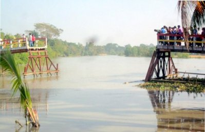 পটুয়াখালীতে ব্রিজ ভেঙে শিশু নিখোঁজ