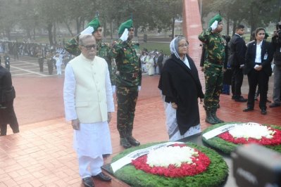 বুদ্ধিজীবীদের কবরে রাষ্ট্রপতি ও প্রধানমন্ত্রী শ্রদ্ধা নিবেদন করছেন
