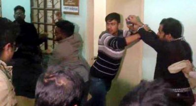রমেকে ইন্টার্ন চিকিৎসকদের দুপক্ষের হাতাহাতি