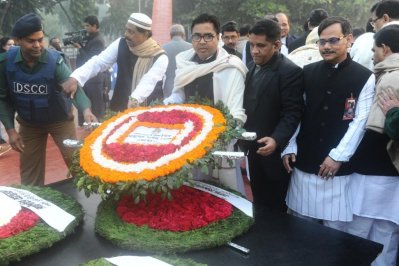 বুদ্ধিজীবীদের কবরে শ্রদ্ধা জানাচ্ছেন ঢাকা দক্ষিণ সিটি করপোরেশনের মেয়র সাইদ খোকন