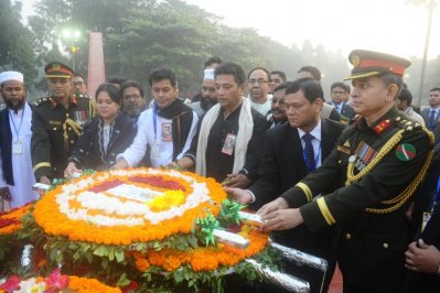 বুদ্ধিজীবীদের কবরে শ্রদ্ধা জানাচ্ছেন ঢাকা উত্তর সিটি করপোরেশনের মেয়র আনিসুল হক
