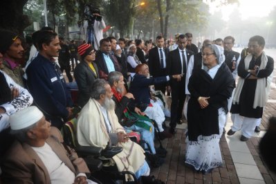 যুদ্ধাহত মুক্তিযোদ্ধাদের সঙ্গে কুশল বিনিময় করছেন প্রধানমন্ত্রী শেখ হাসিনা