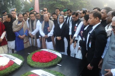 বুদ্ধিজীবী কবরস্থানে দলের নেতাকর্মীদের সঙ্গে প্রধানমন্ত্রী শেখ হাসিনা