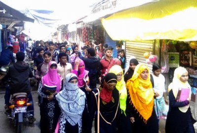 পিরোজপুরে বিক্ষোভরত সাফা কলেজের শিক্ষার্থীদের একাংশ
