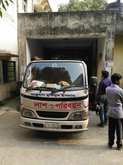 ঢাকা মেডিক্যাল কলেজ হাসপাতাল থেকে তিন জঙ্গির লাশ নিয়ে যাওয়া হচ্ছে