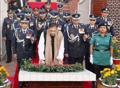 রাজারবাগ পুলিশ লাইনে শহীদ পুলিশ সদস্যদের প্রতি স্বরাষ্ট্রমন্ত্রীর শ্রদ্ধা  